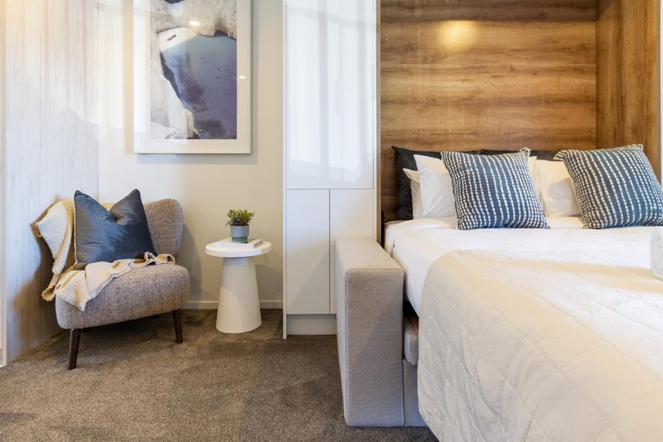 Bed, Photo of the whole room, Decorative detail, Seating area