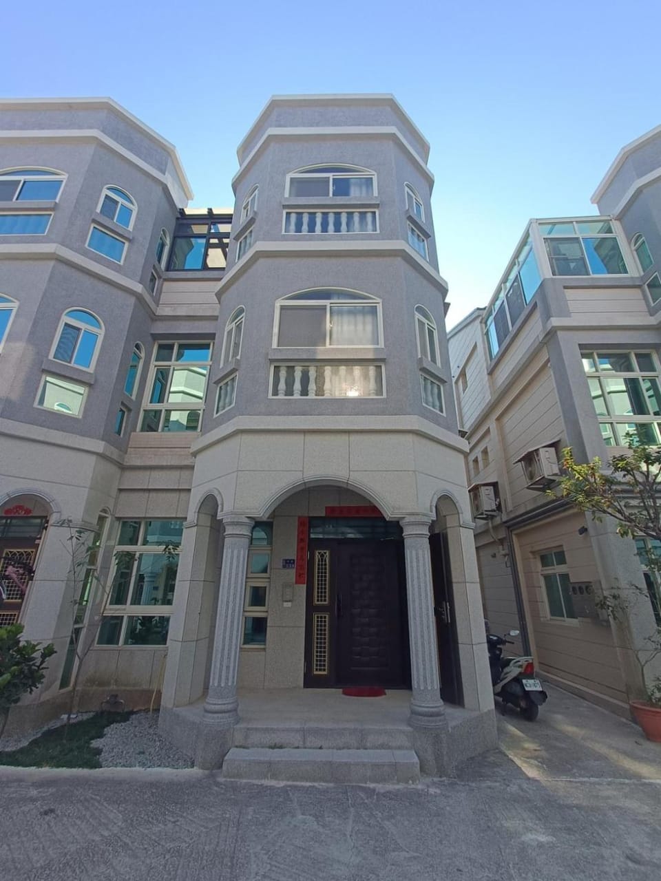 Property building, Facade/entrance, Day