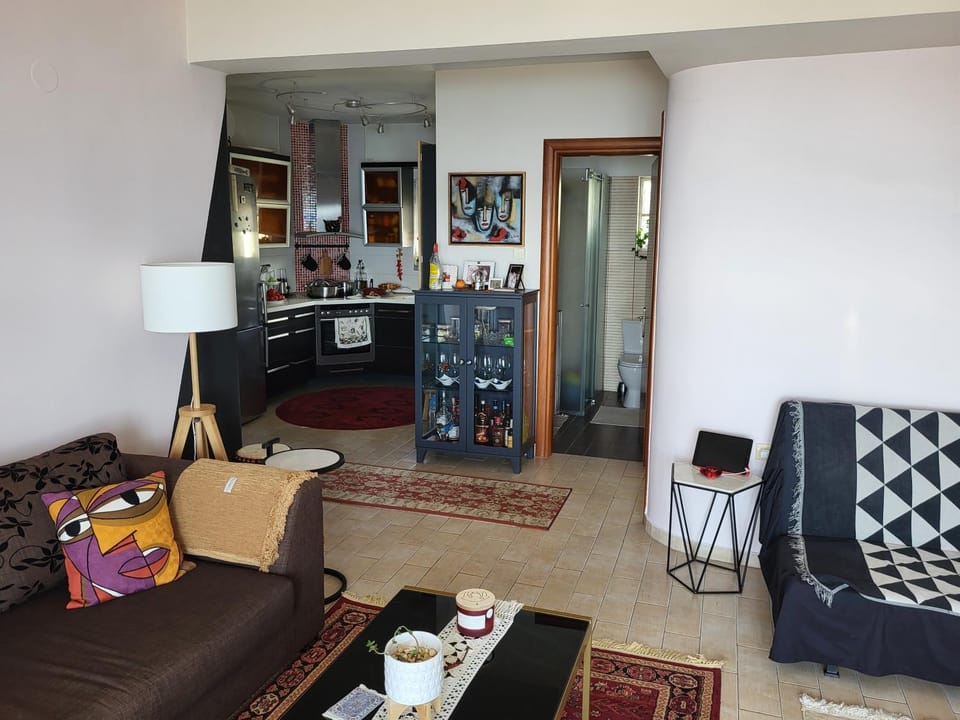 Kitchen or kitchenette, Living room, Seating area, minibar