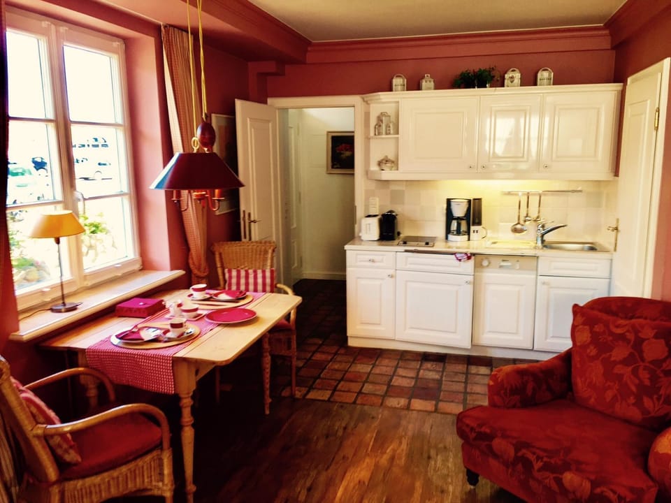 Kitchen or kitchenette, Photo of the whole room, Dining area