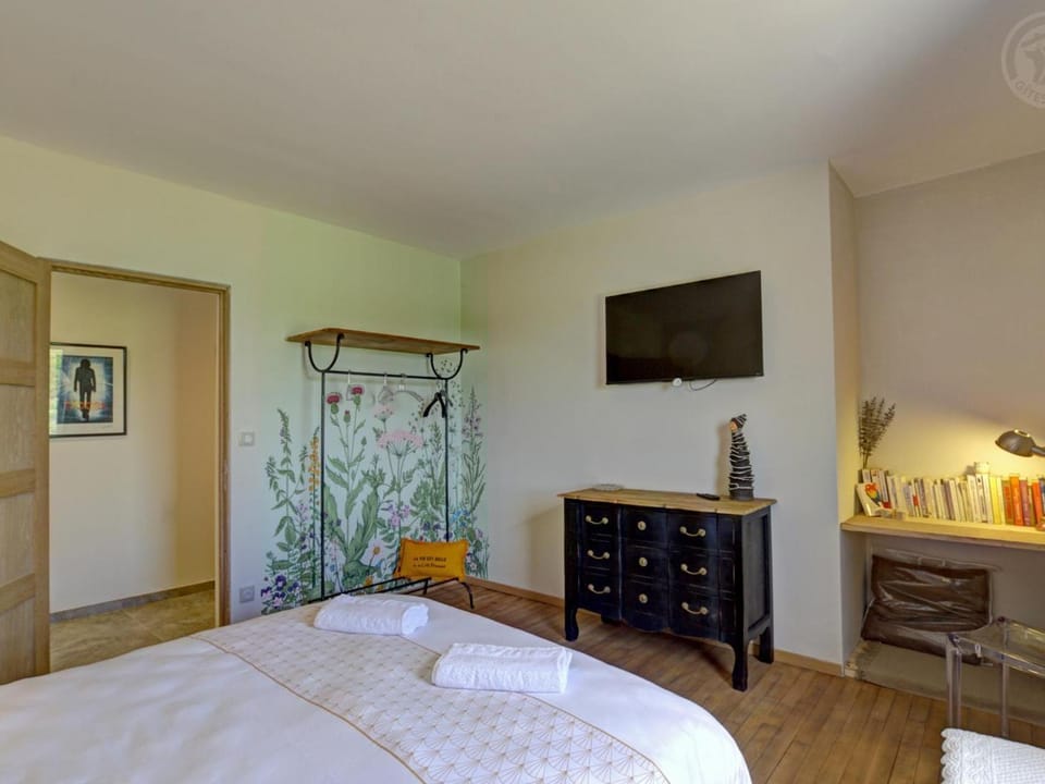 Gîte moderne avec parking sécurisé et jardin privé - FR-1-496-316 House in Auvergne-Rhône-Alpes
