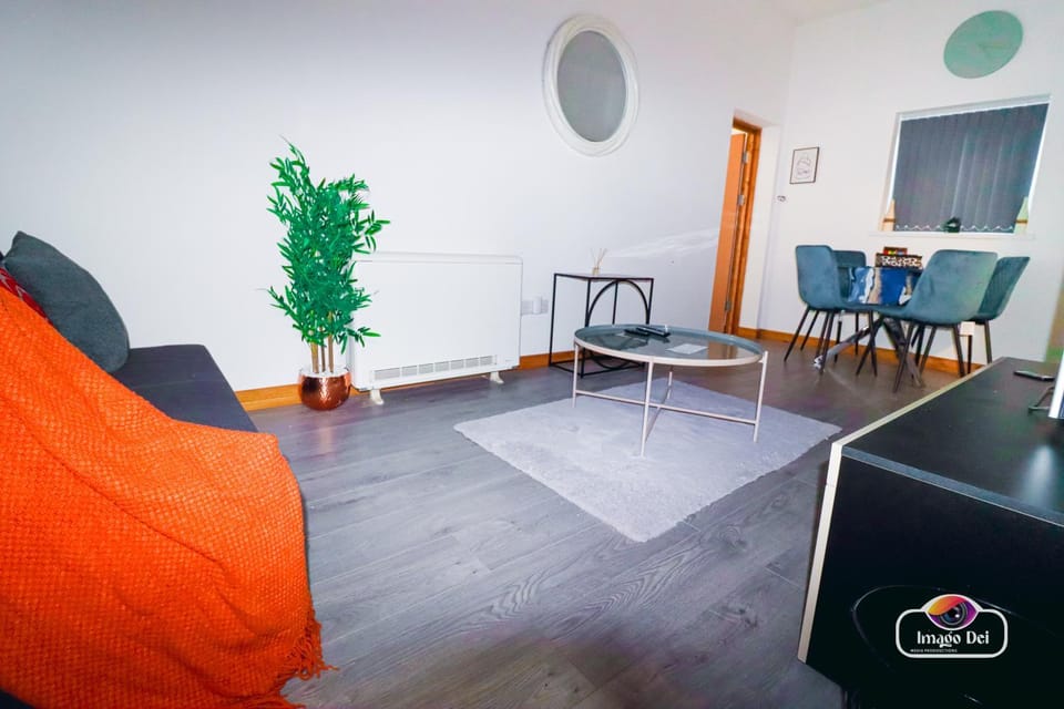 Stunning Flats in Handsworth Birmingham Close to ONE STOP Perry barr andAston Football club Apartment in Birmingham