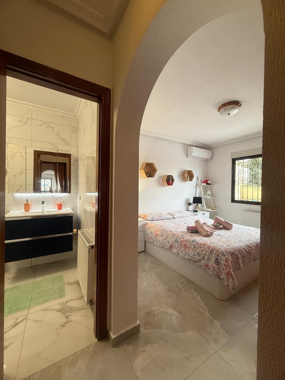 Photo of the whole room, Bedroom