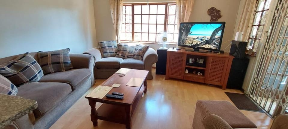 TV and multimedia, Living room, Seating area, hair dresser