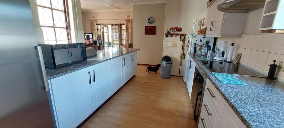 Kitchen or kitchenette, dishwasher, minibar