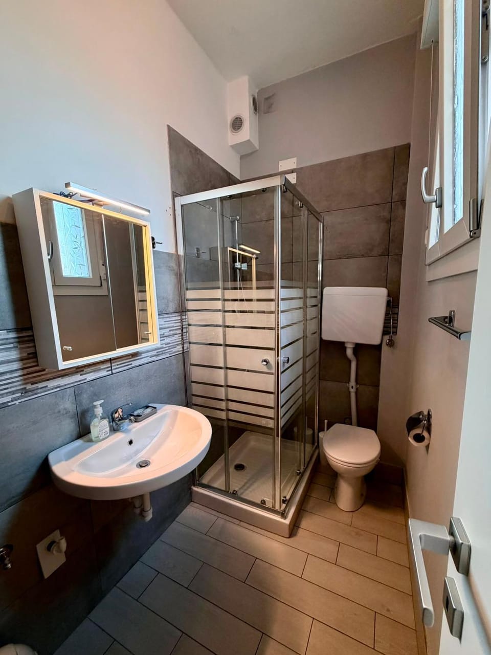 Shower, Toilet, Bathroom, towels