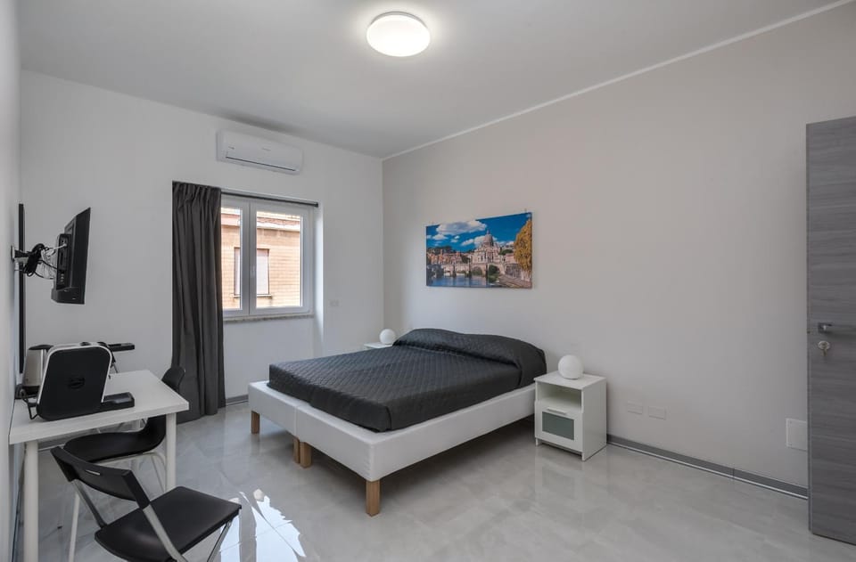 Bed, TV and multimedia, Photo of the whole room, Bedroom