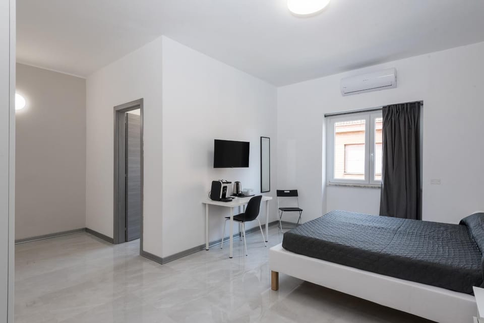 Bed, TV and multimedia, Photo of the whole room, Bedroom, air conditioner