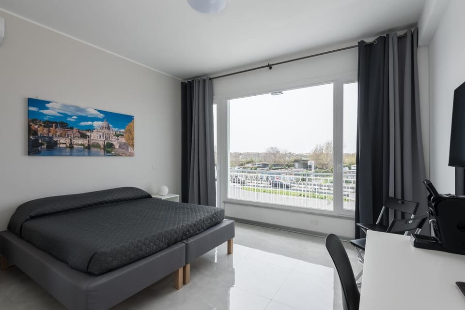 Bed, TV and multimedia, View (from property/room), Balcony/Terrace, Bedroom