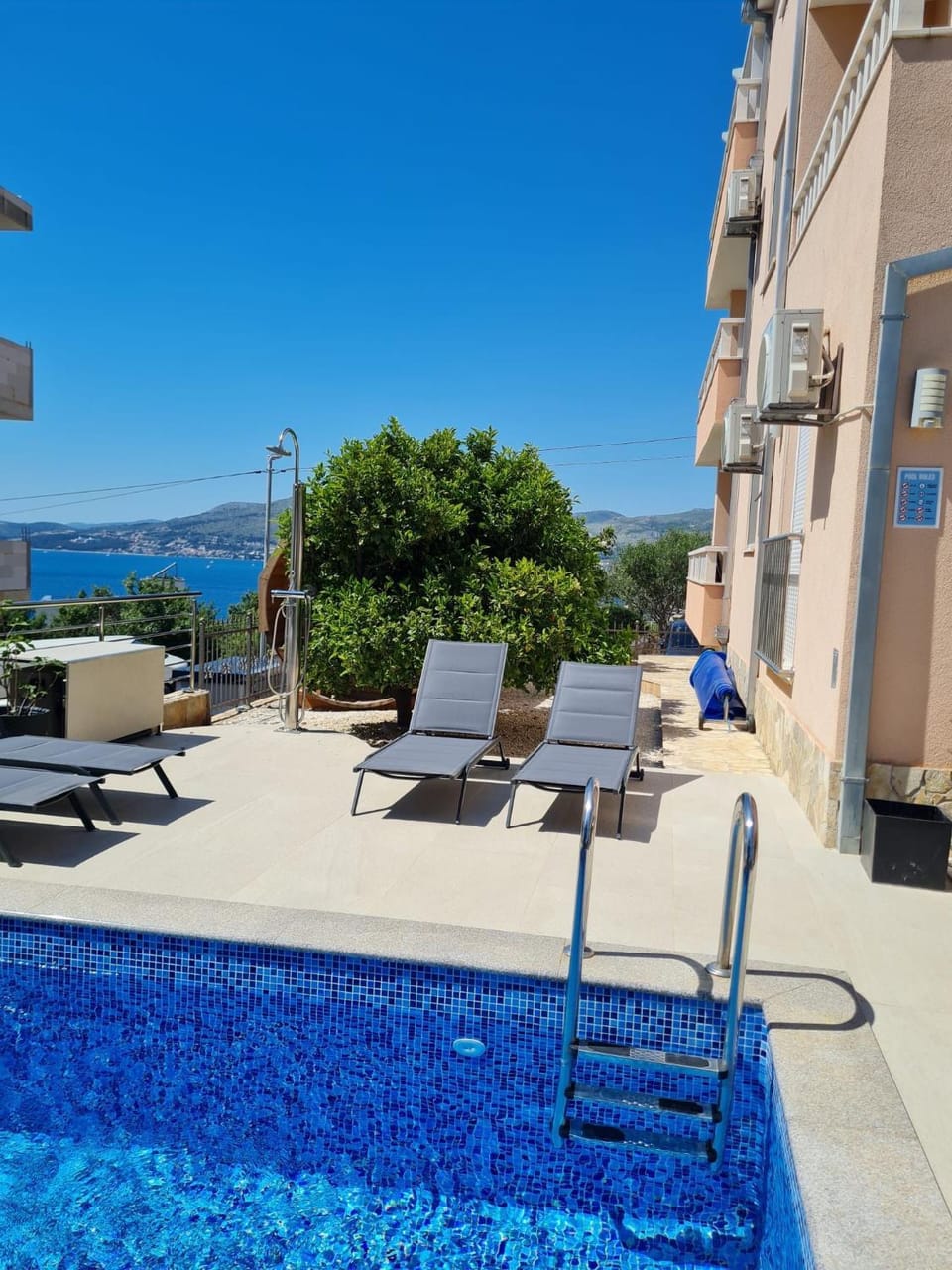 Balcony/Terrace, Pool view, Swimming pool, sunbed