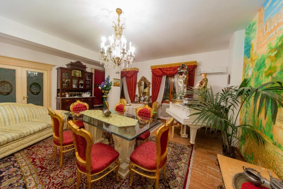 Restaurant/places to eat, Lounge or bar