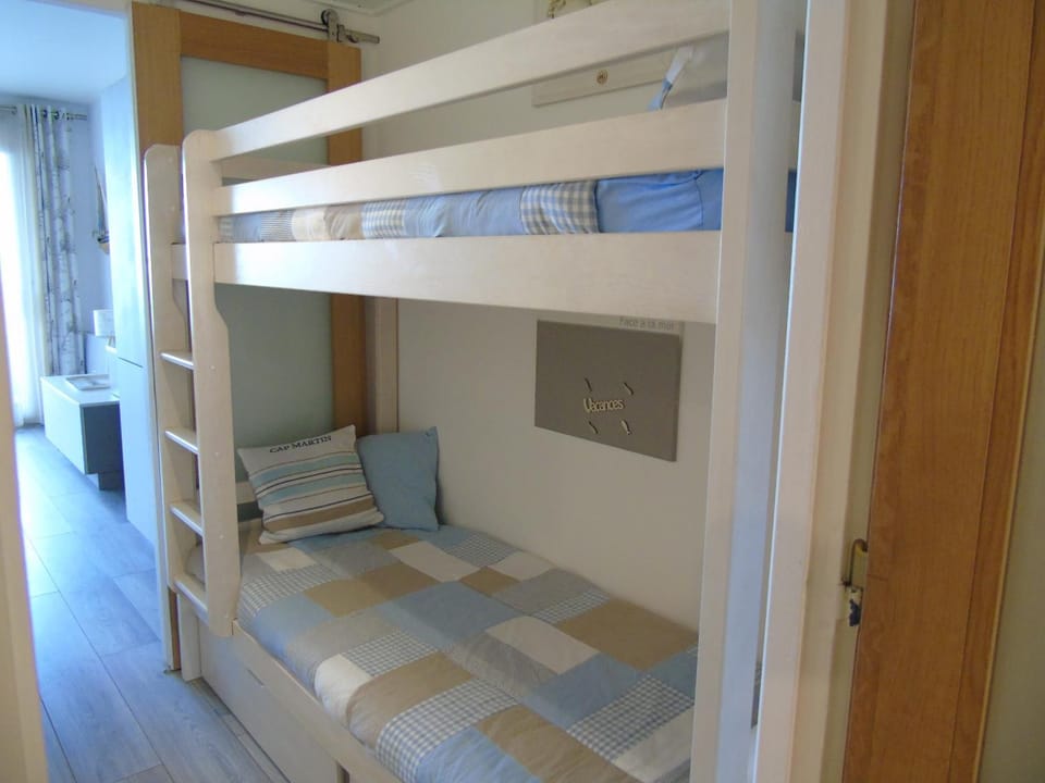Bed, Photo of the whole room, bunk bed