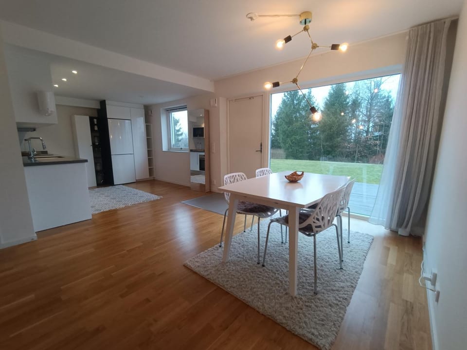 Modern, private & fully equipped for 3 & 2 children, near forest, with kitchen washer, pets friendly Apartment in Västra Götaland County