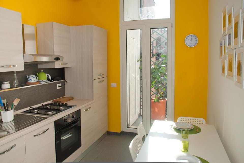Coffee/tea facilities, Kitchen or kitchenette, Dining area, Food, Drinks