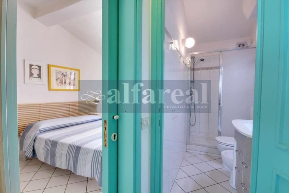 Shower, Toilet, Bed, Bathroom, Photo of the whole room