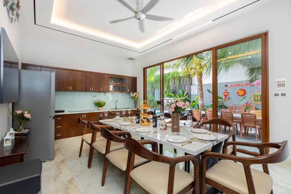 Casino, Kitchen or kitchenette, Dining area