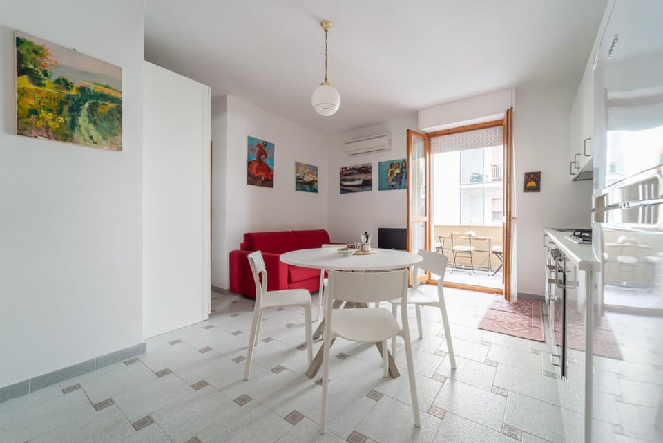 Kitchen or kitchenette, Living room, Seating area, Dining area