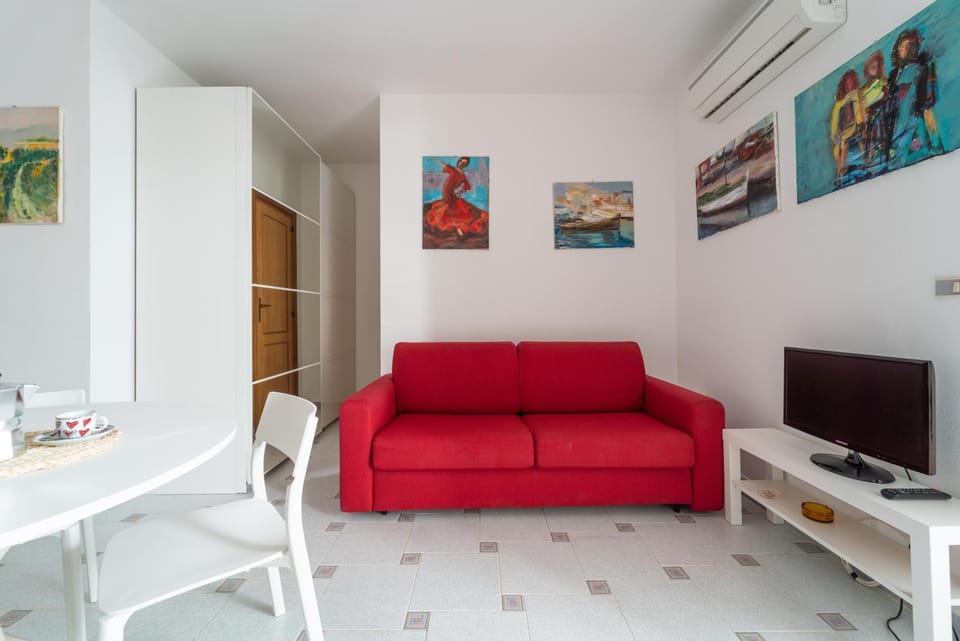TV and multimedia, Living room, Seating area, Dining area, Evening entertainment, air conditioner