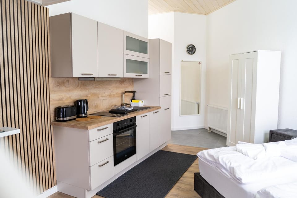 Bed, Coffee/tea facilities, Kitchen or kitchenette, Bedroom, oven, stove, toaster