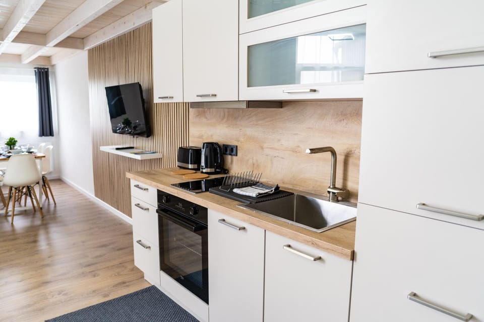 TV and multimedia, Coffee/tea facilities, Kitchen or kitchenette, Dining area, oven, stove, toaster