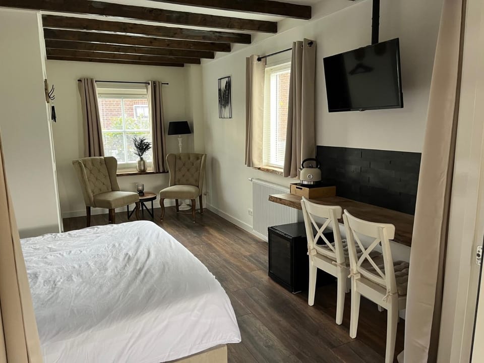Bed, TV and multimedia, Photo of the whole room, Seating area, Dining area, Bedroom