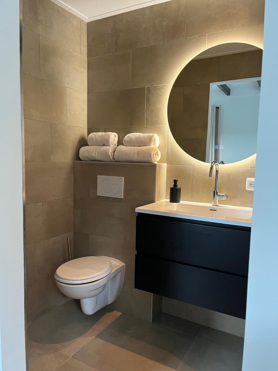 Toilet, Bathroom, towels