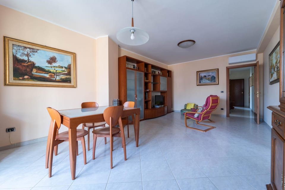 TV and multimedia, Living room, Seating area, Dining area