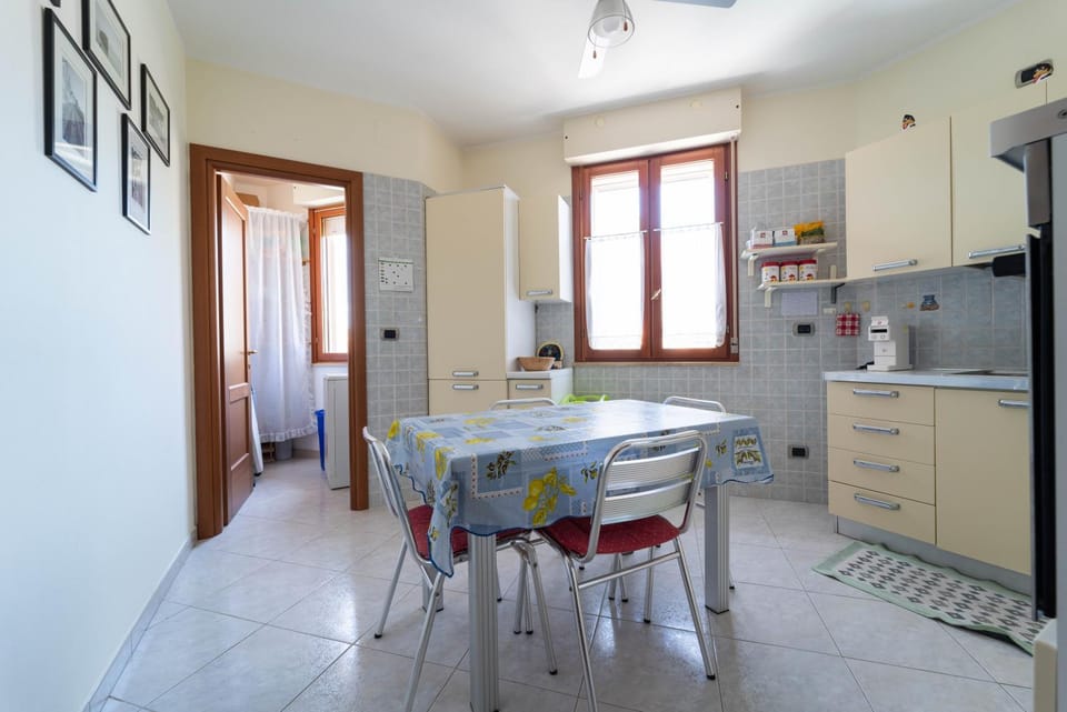 Kitchen or kitchenette, Dining area, oven, stove