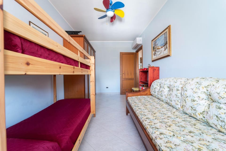 Bed, TV and multimedia, Photo of the whole room, Bedroom, bunk bed, wardrobe