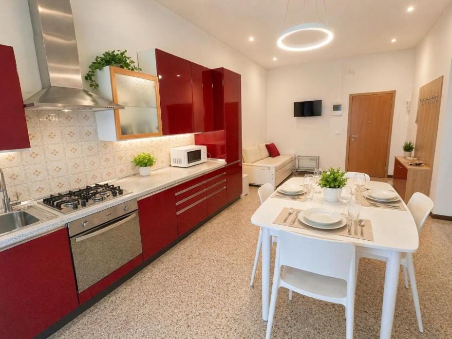 TV and multimedia, Kitchen or kitchenette, Dining area, Lunch, microwave, oven