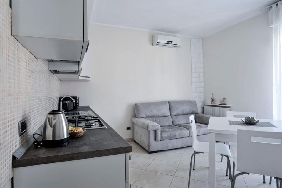 Living room, Seating area, Dining area, minibar, pet friendly, stove, air conditioner