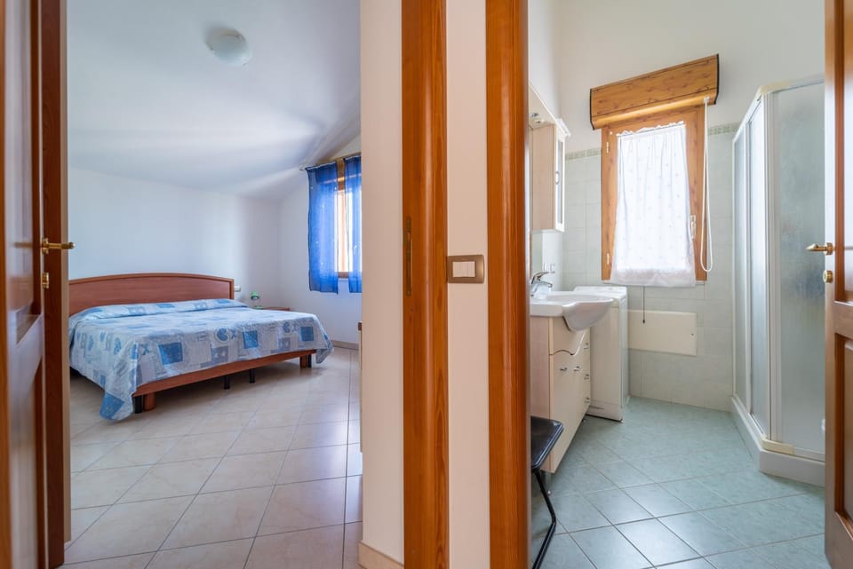 Bed, Bathroom, Kitchen or kitchenette, Photo of the whole room, Bedroom, towels, wardrobe, air conditioner
