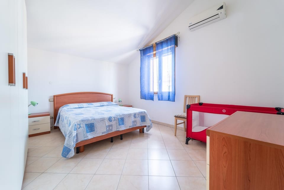 Bed, Photo of the whole room, Bedroom, hair dresser, air conditioner