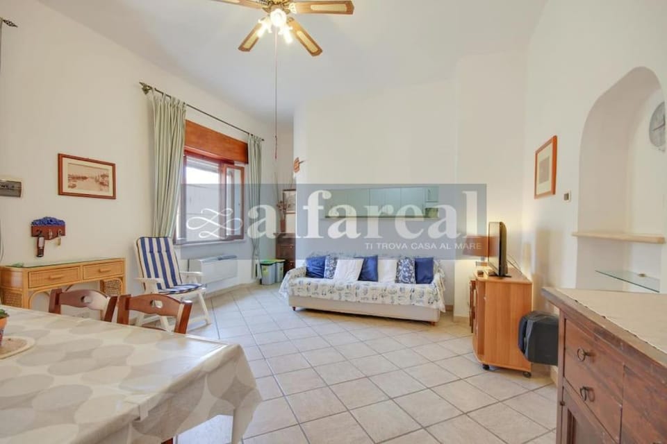 Living room, Seating area, Dining area, fireplace