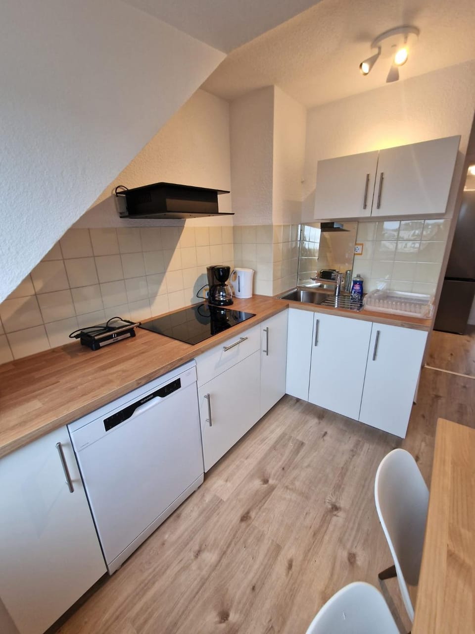 Coffee/tea facilities, Kitchen or kitchenette, dishwasher, oven, stove