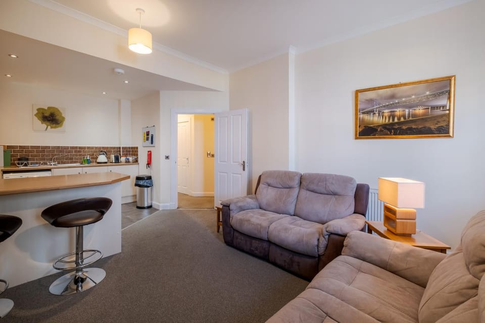 Spacious 2-Bedroom Condo With Free Parking On Site Apartment in Scotland