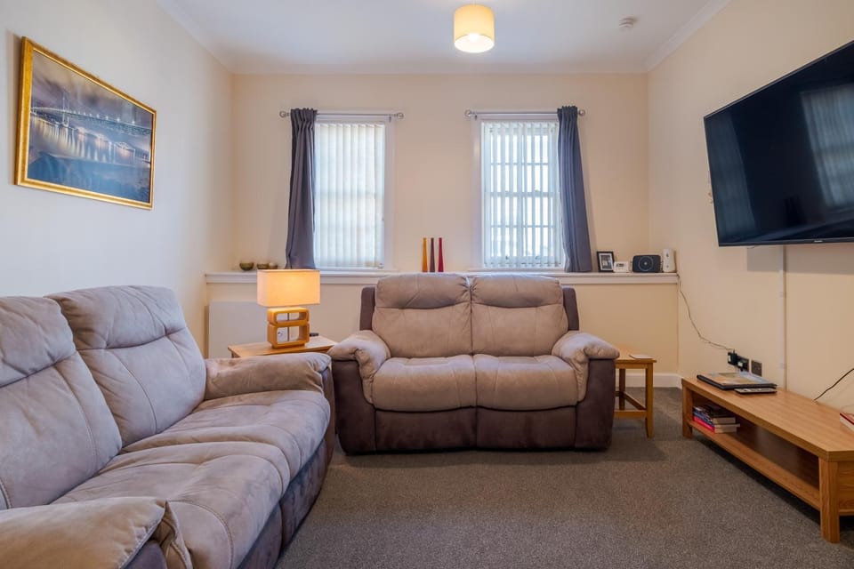 Spacious 2-Bedroom Condo With Free Parking On Site Apartment in Scotland