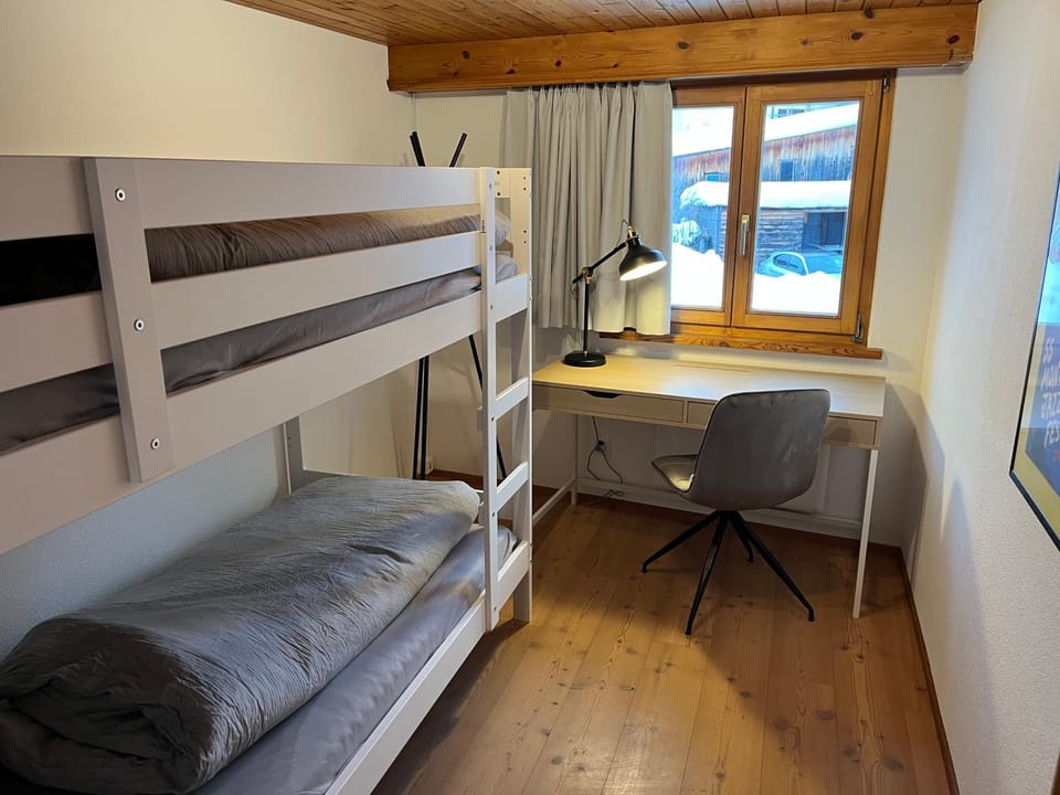 Bedroom, bunk bed