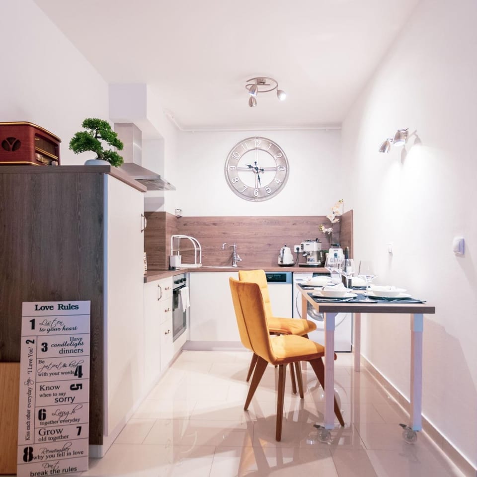 Coffee/tea facilities, Kitchen or kitchenette, Seating area, Dining area, heating, internet, oven, stove, kitchen