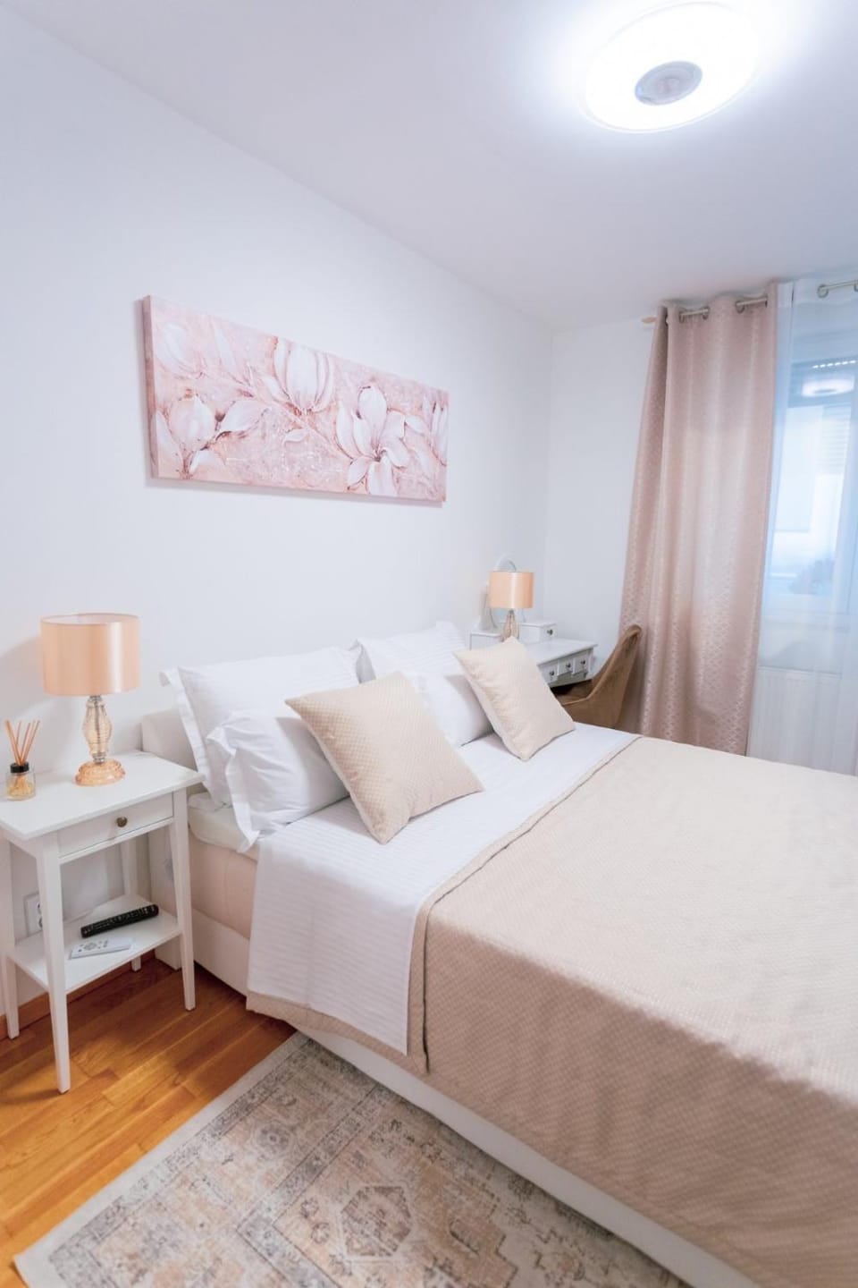 Bed, Photo of the whole room, Seating area, Bedroom, hair dryier, heating