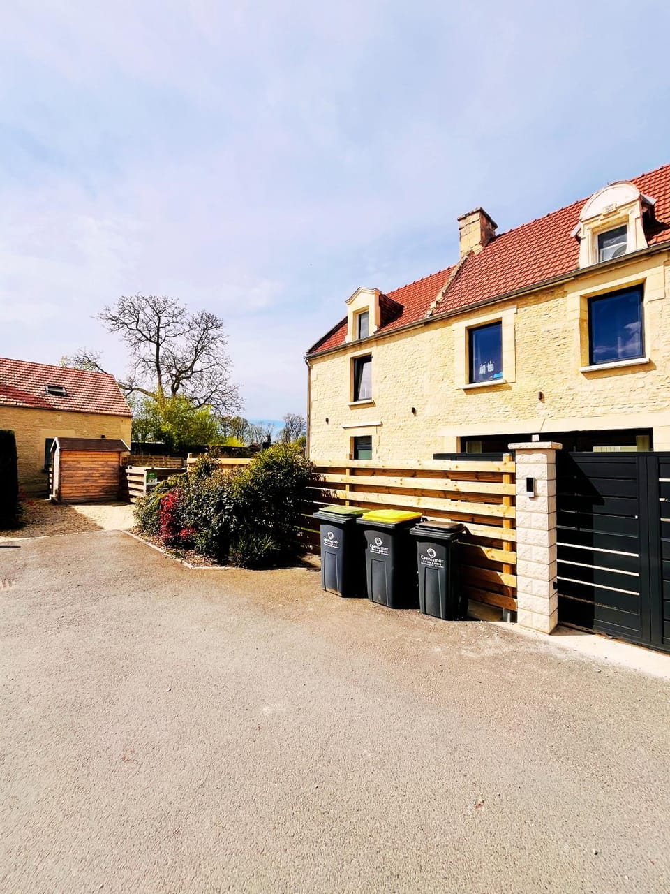 Property building, Garden, Parking