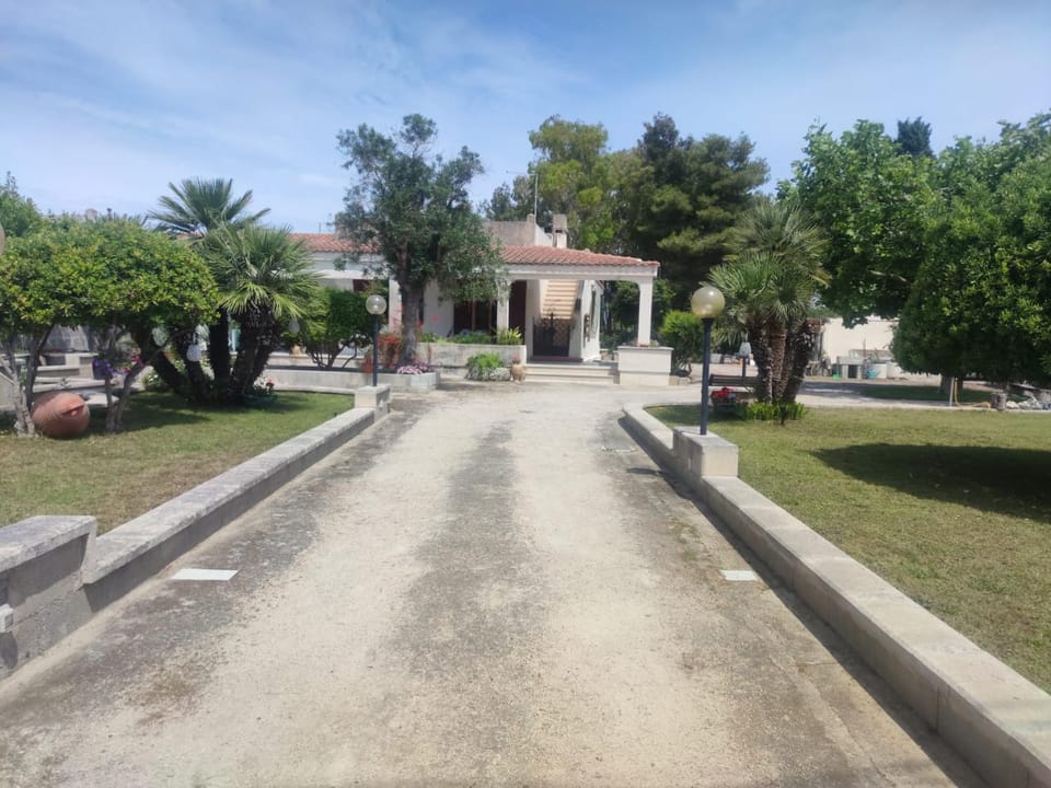 Facade/entrance, Natural landscape, Garden
