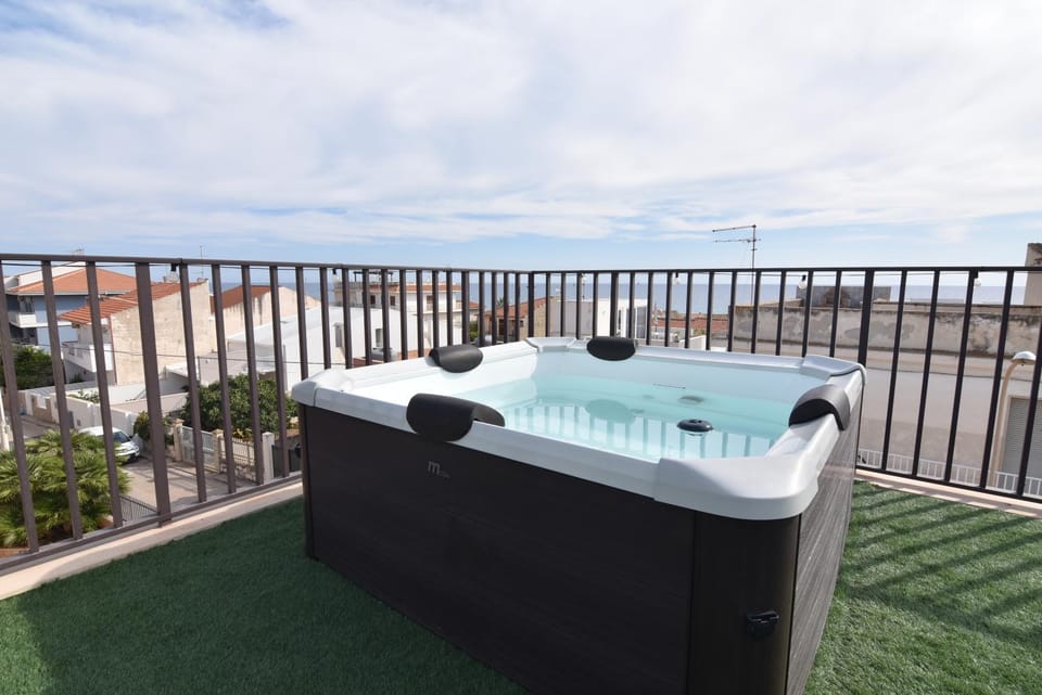 Hot Tub, Hot Tub