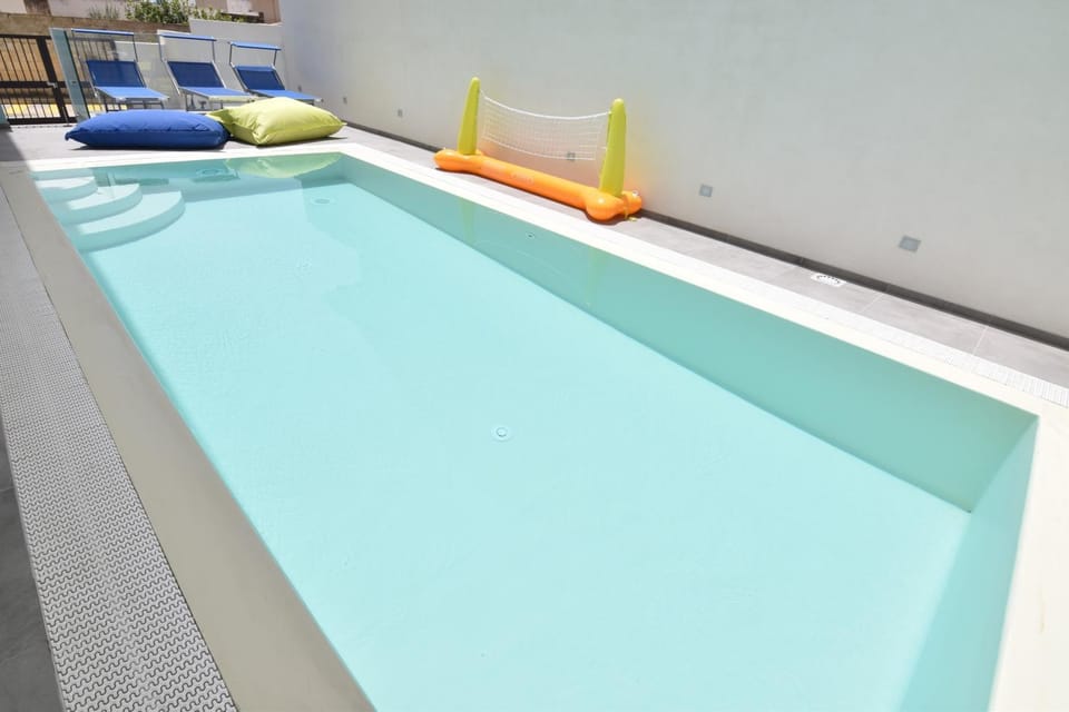 Swimming pool, Swimming pool