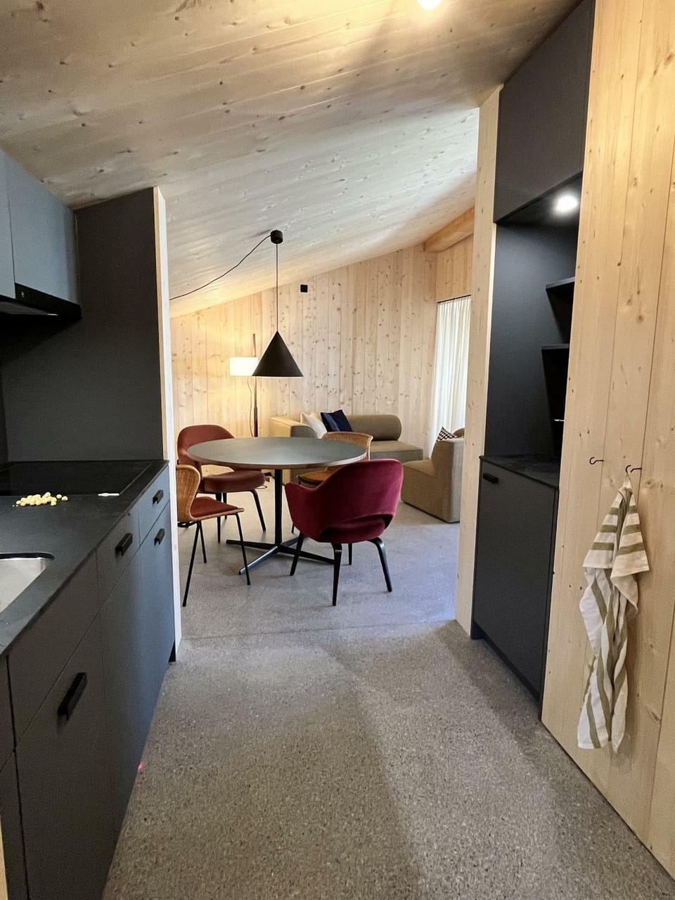 Kitchen or kitchenette, Dining area