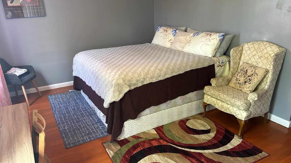 Room J Divine Villa and Resorts 5mins to EWR Airport and 4mins to Penn Station Newark, New York Vacation rental in Newark