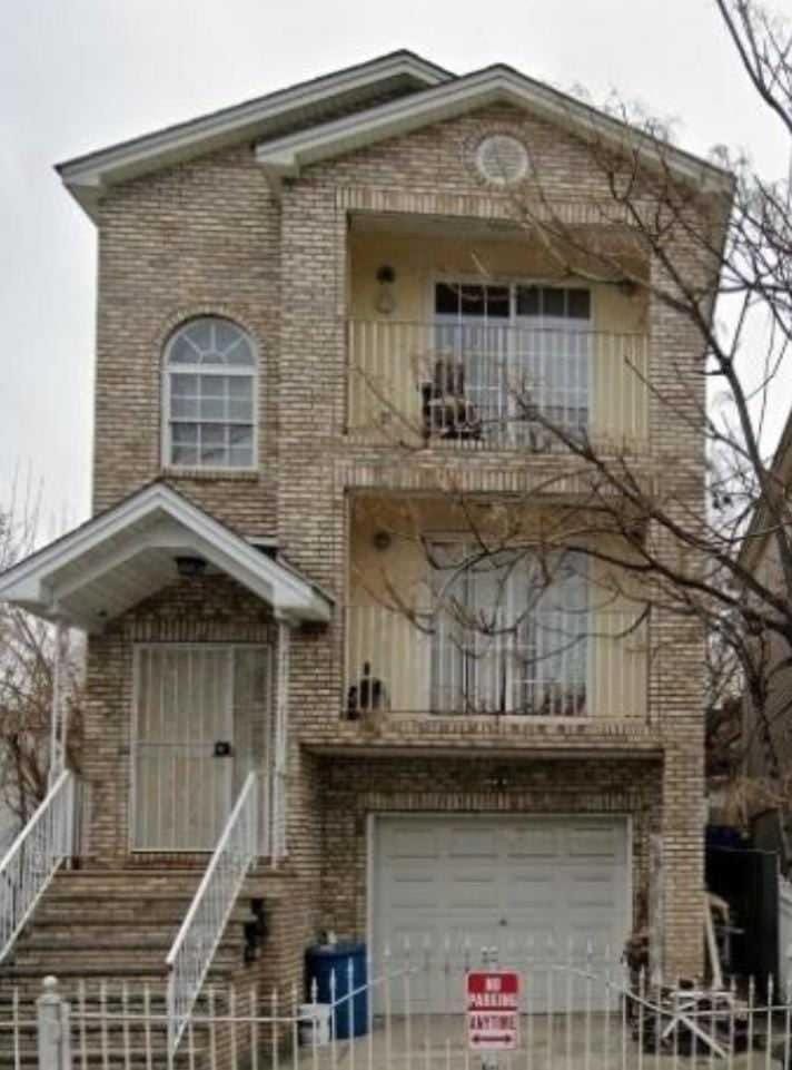 Room J Divine Villa and Resorts 5mins to EWR Airport and 4mins to Penn Station Newark, New York Vacation rental in Newark