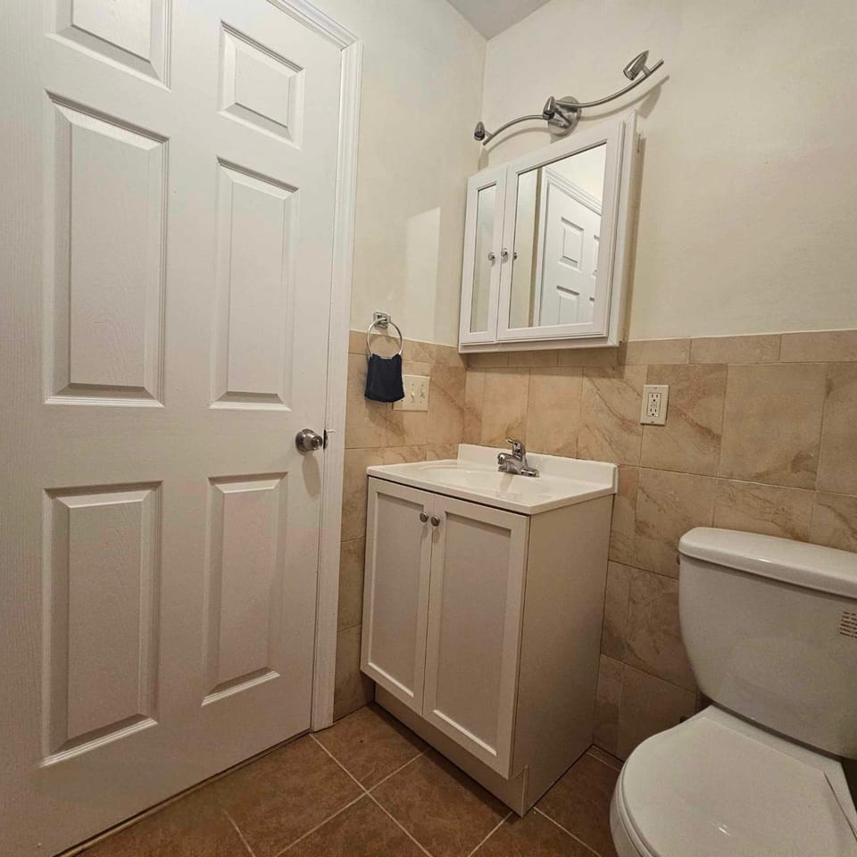 Room J Divine Villa and Resorts 5mins to EWR Airport and 4mins to Penn Station Newark, New York Vacation rental in Newark