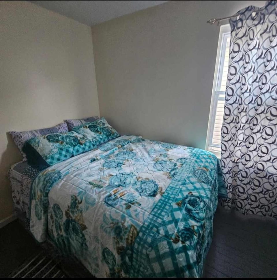 Room K Divine Villa and Resorts 5mins to EWR Airport and 4mins to Penn Station Newark, New York Vacation rental in Newark