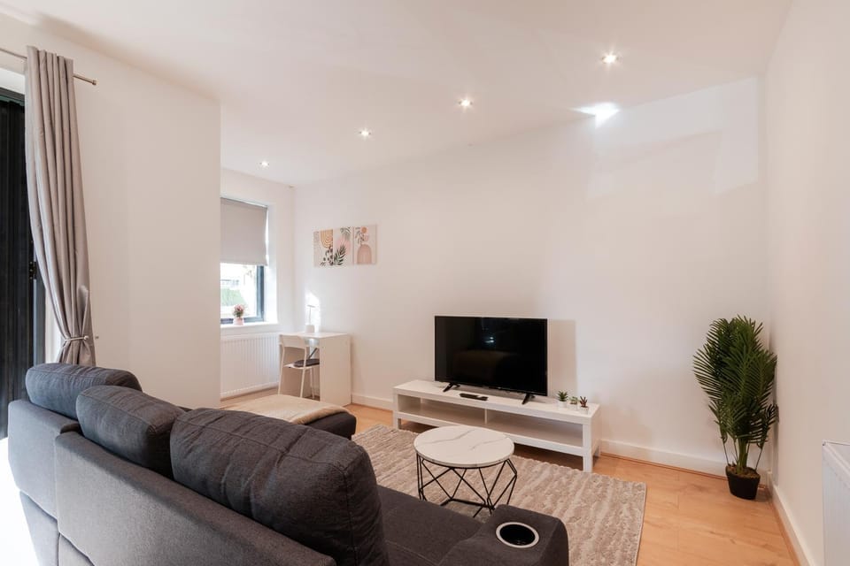 Communal lounge/ TV room, TV and multimedia, Living room, Seating area, Evening entertainment